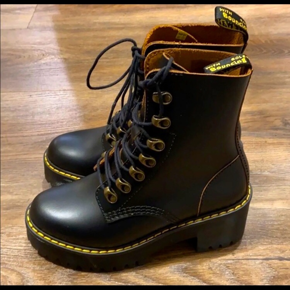 NEW IN BOX Dr Martin Leona size 8